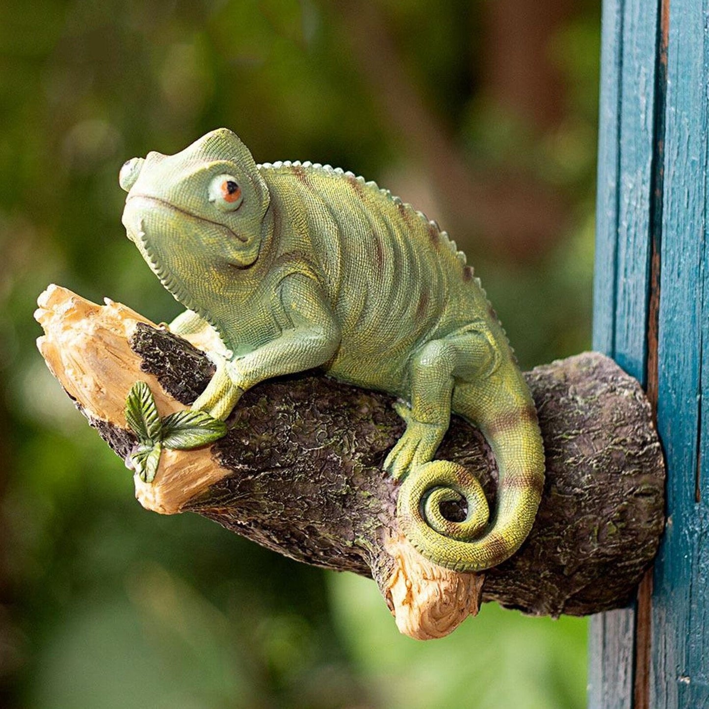 Živicia chameleónová figurína na strome